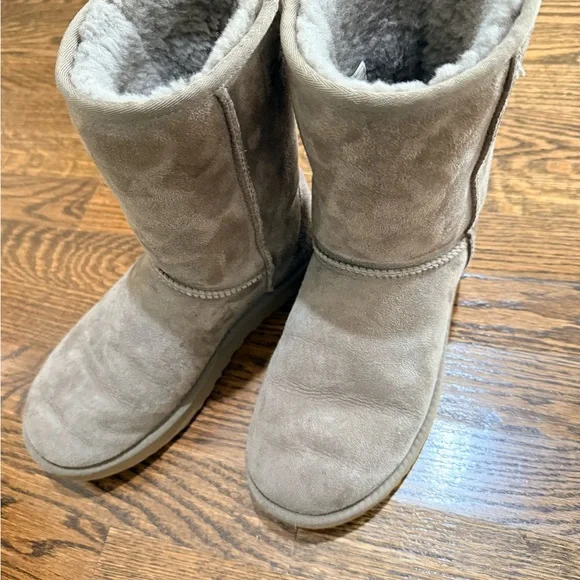 UGG Classic Short II Boots in Gray - Picture 8 of 8